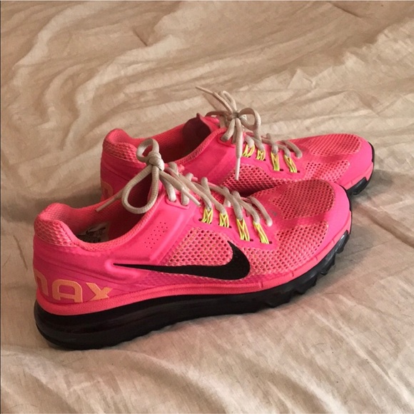 womens hot pink nike shoes